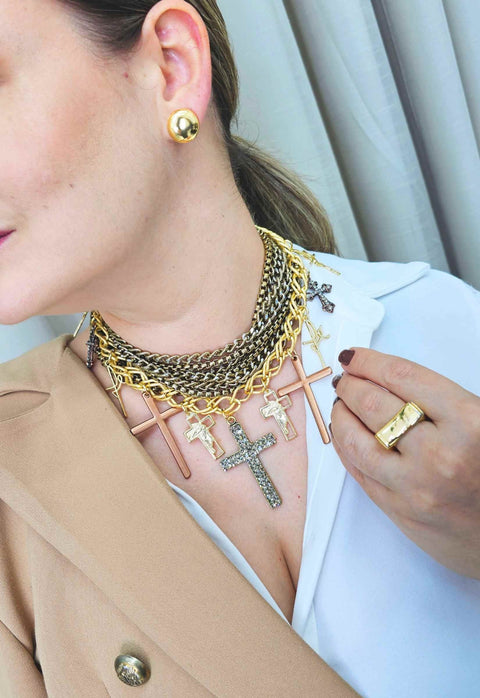 Colar Hadassa com mix de crucifixos e correntes ouro velho e douradas