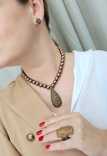 Colar Della com pingente de gota smoked e perolas marrom