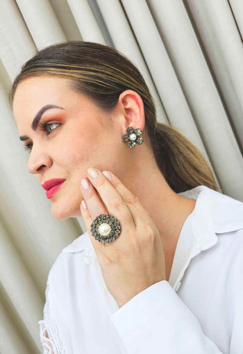 Anel Alegrar redondo com pedras black diamond e perola banhado no vintage