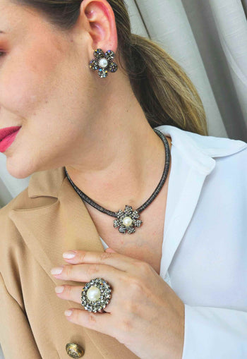 Anel Alegrar redondo com pedras black diamond e perola banhado no vintage