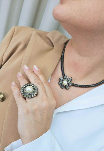 Anel Alegrar redondo com pedras black diamond e perola banhado no vintage