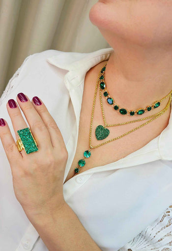 Anel Romântica de pedras esmeralda banhado no dourado