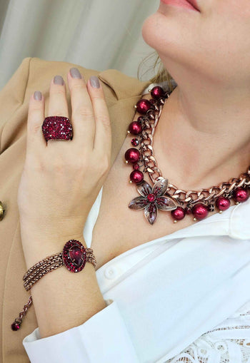 Colar Camarote Glam com bolas e pingente de flor vermelha