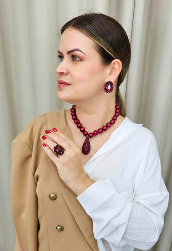 Colar Della com pingente de gota e perolas vermelhas