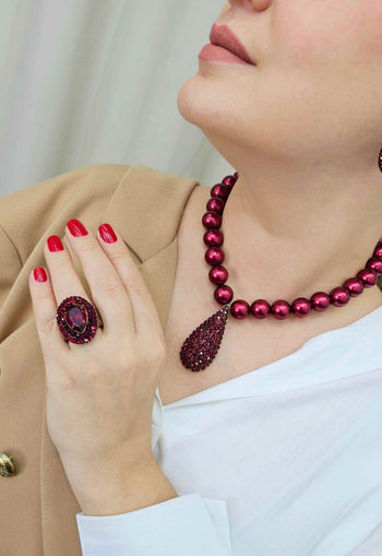 Colar Della com pingente de gota e perolas vermelhas