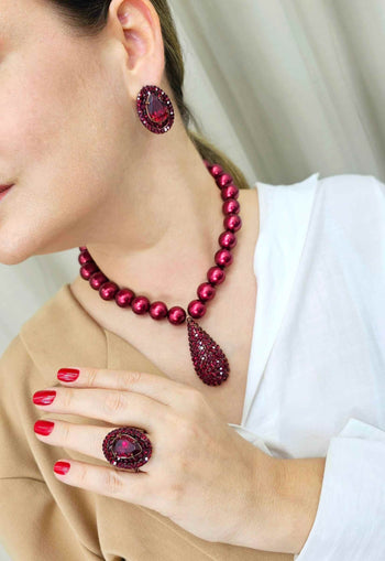 Colar Della com pingente de gota e perolas vermelhas