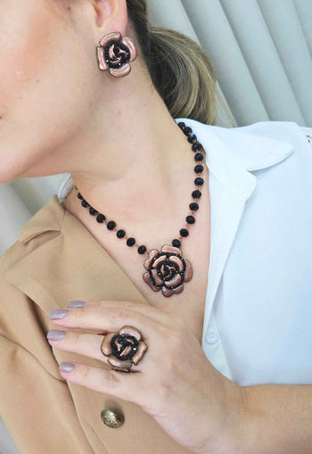 Colar Cecília jet com pingente de flor e cristais preto