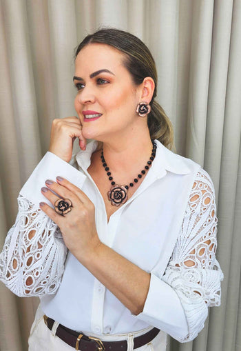 Colar Cecília jet com pingente de flor e cristais preto