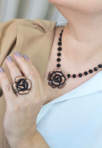 Colar Cecília jet com pingente de flor e cristais preto