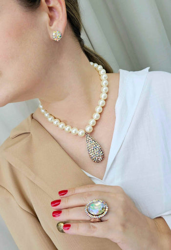 Colar Della com pingente de gota boreal e perolas