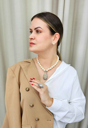 Colar Della com pingente de gota boreal e perolas