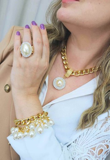 Pulseira Poesia gold de perolas com correntes banhadas no dourado