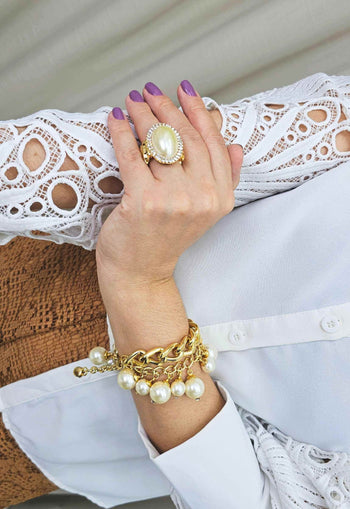 Pulseira Poesia gold de perolas com correntes banhadas no dourado