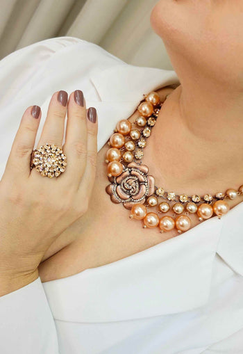 Colar Augusta com perolas e pingente de flor vintage