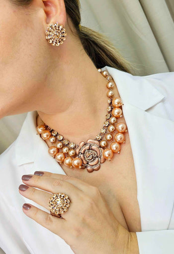 Colar Augusta com perolas e pingente de flor vintage