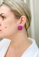 Brinco Audrey com pedras fucsia banhado no vintage