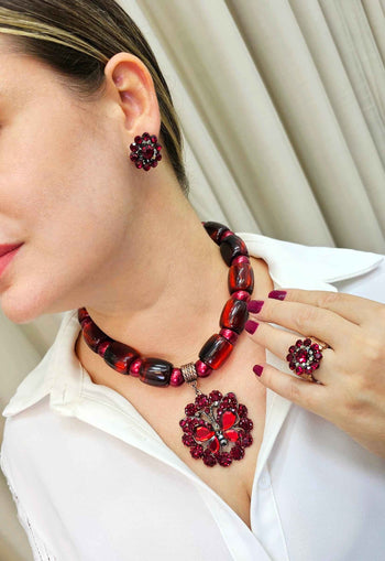 Brinco Determinada redondo com pedras vermelhas e hematite