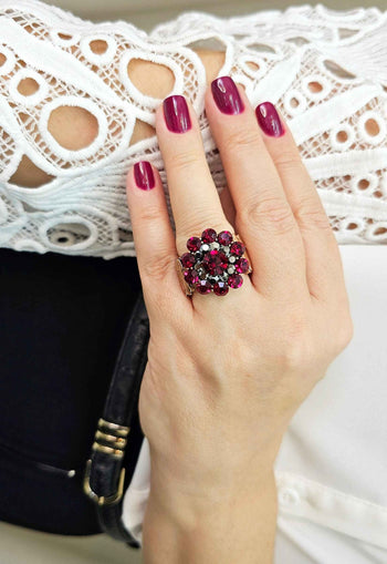 Anel Determinada redondo com pedras vermelhas e hematite