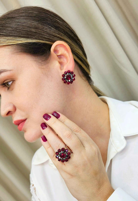 Anel Determinada redondo com pedras vermelhas e hematite