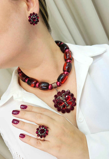 Anel Determinada redondo com pedras vermelhas e hematite