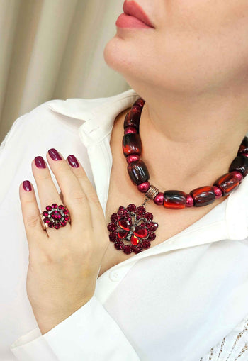 Anel Determinada redondo com pedras vermelhas e hematite