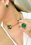 Choker Belinda de flor esmeralda banhada no dourado