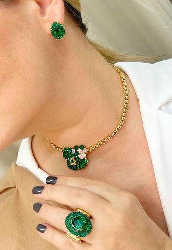 Colar choker Belinda de flor esmeralda banhada no dourado