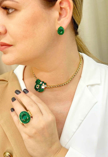 Colar choker Belinda de flor esmeralda banhada no dourado