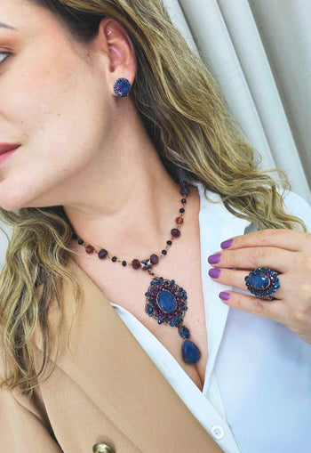 Anel Inconfundível com pedras roxas e azuis banhado no vintage