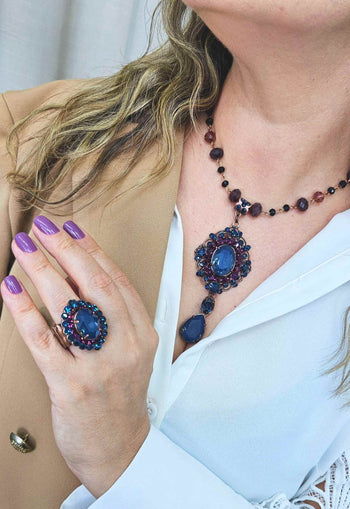 Anel Inconfundível com pedras roxas e azuis banhado no vintage