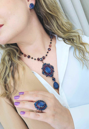 Anel Inconfundível com pedras roxas e azuis banhado no vintage