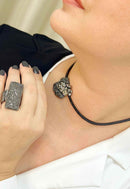 Colar choker Belinda de flor hematite banhada no grafite