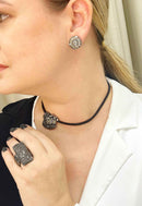 Colar choker Belinda de flor hematite banhada no grafite