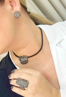Colar choker Belinda de flor hematite banhada no grafite