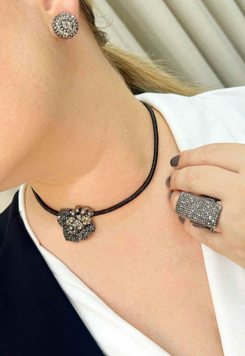 Colar choker Belinda de flor hematite banhada no grafite
