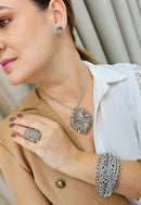 Colar Eva com pingente de folha black diamond e veneziana prata