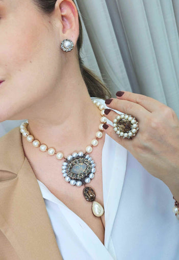 Anel Milena de perolas com pedra black diamond banhado no vintage