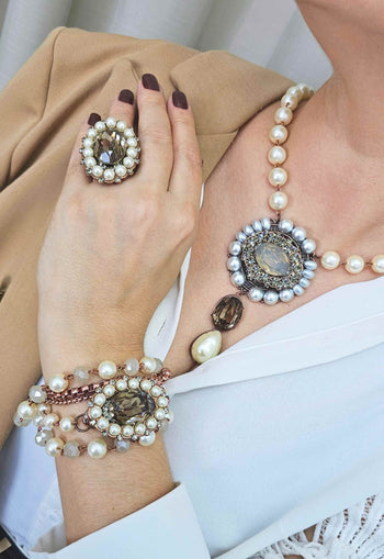 Anel Milena de perolas com pedra black diamond banhado no vintage