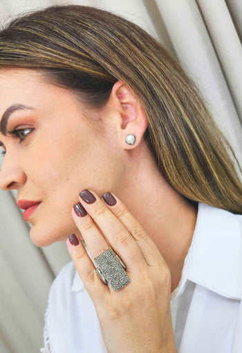 Brinco Consuelo de perola banhado no onix