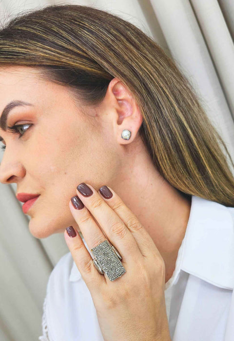 Brinco Consuelo de perola banhado no onix