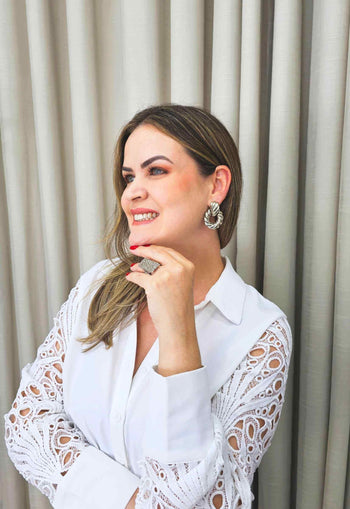 Brinco Mirela de metal banhado no prata