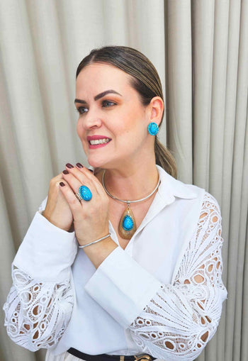 Colar Celeste de aro prata com pingene de resina marrom e pedras azuis