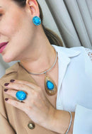 Colar Celeste de aro prata com pingene de resina marrom e pedras azuis
