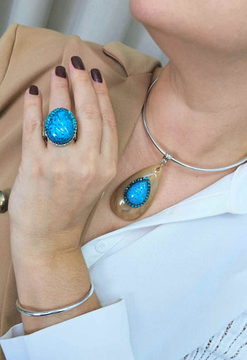 Colar Celeste de aro prata com pingene de resina marrom e pedras azuis