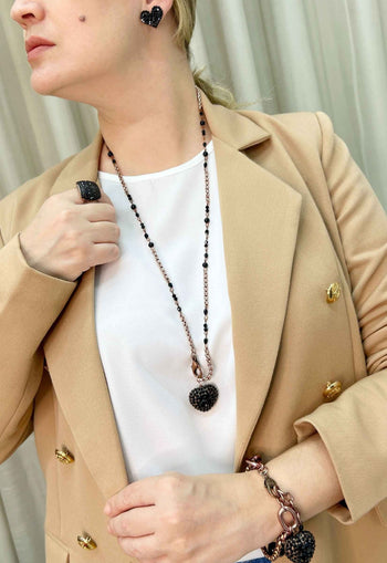 Colar Madalena comprido com coração e cristais pretos