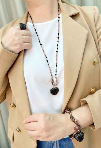 Colar Madalena comprido com coração e cristais pretos