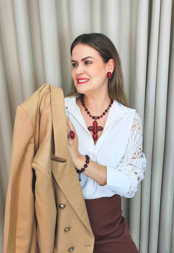 Colar Santo Luxo de crucifixo com pedras vermelhas banhado no vintage