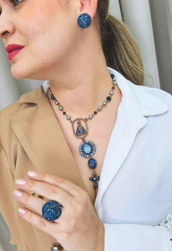 Brinco Refúgio redondo com pedras azuis banhado no vintage