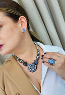 Brinco Agata com strass azul banhado no grafite
