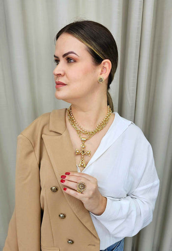 Colar Aura de crucifixo dourado e perolas fendi